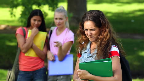 una estudiante solitaria siendo intimidada por sus compañeros