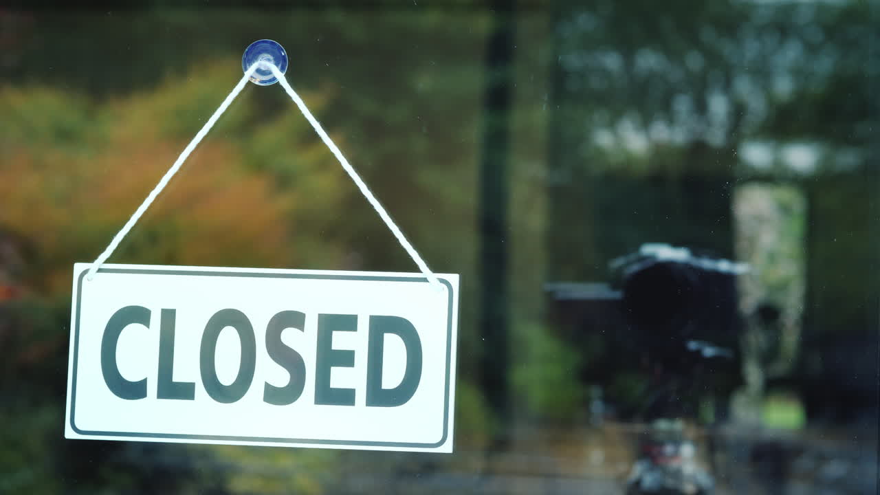 la vendedora gira la tableta que dice cerrado para abrir el comienzo del día abre tu negocio