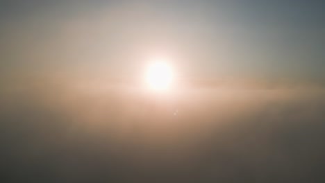 amanecer o atardecer por encima de las nubes