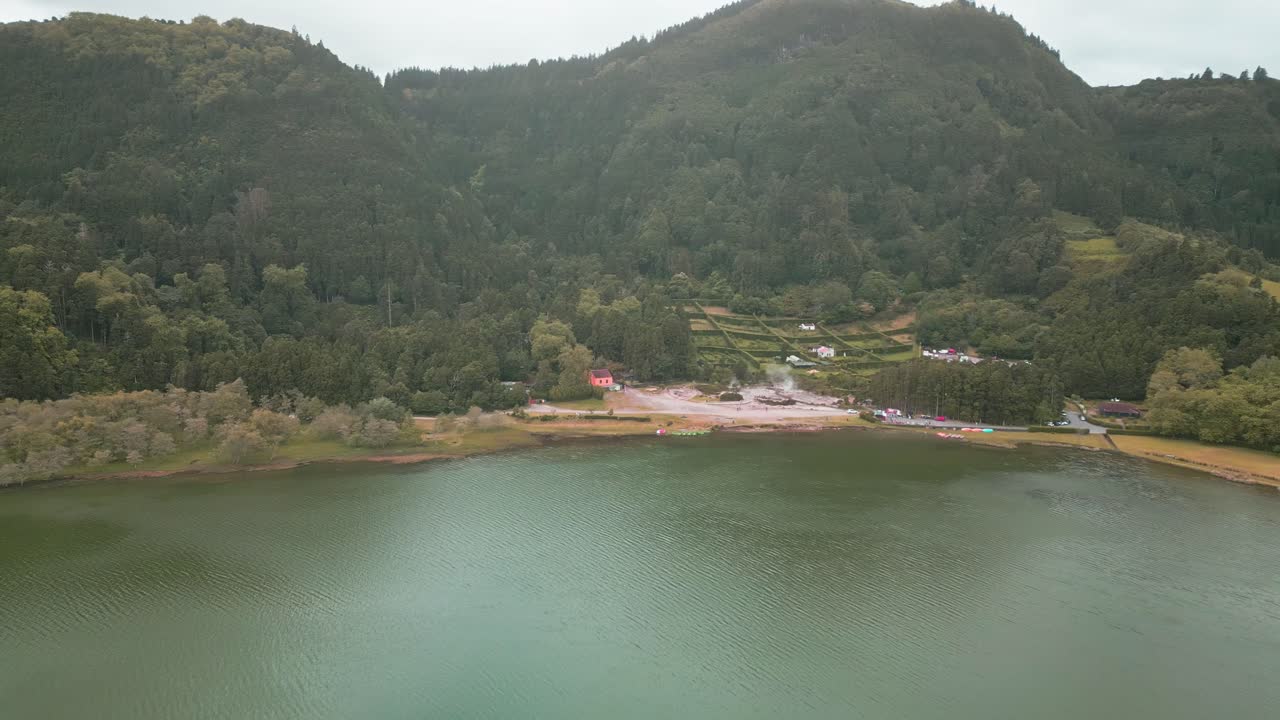 vista aérea panorámica del lago furas rodeado de exuberantes bosques verdes en las azores, portugal