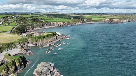 Luftaufnahme-Der-Küste-Irlands,-Sicherer-Hafen-Am-Boatstrand,-Copper-Coast,-Waterford,-Malerisches-Fischerdorf-Mit-Einem-Geschützten-Hafen