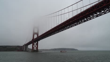 puente golden gate en la niebla