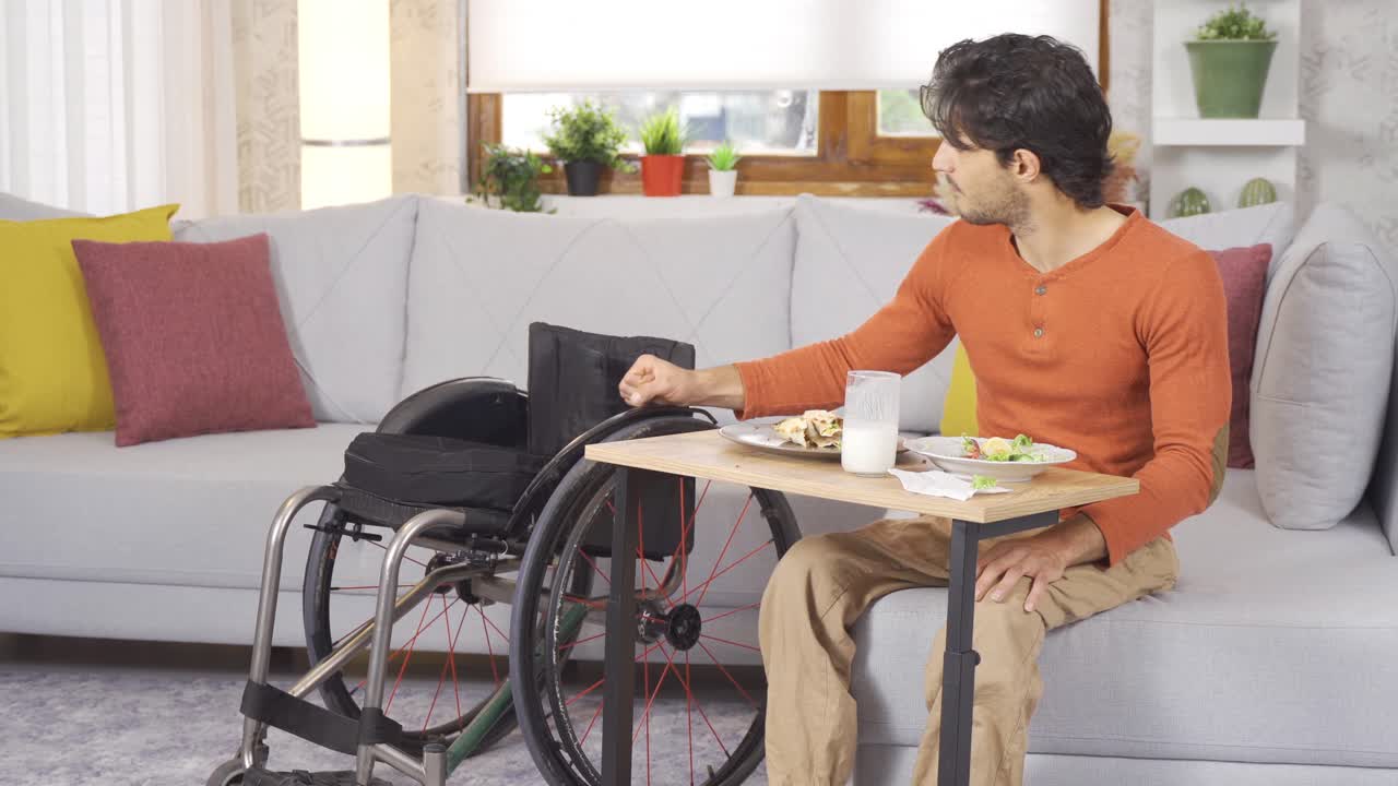 adolescente discapacitado llorando. adolescente discapacitado comiendo en casa.