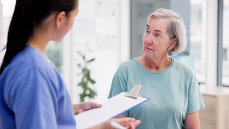 consulta, atención médica o dolor de espalda con una enfermera