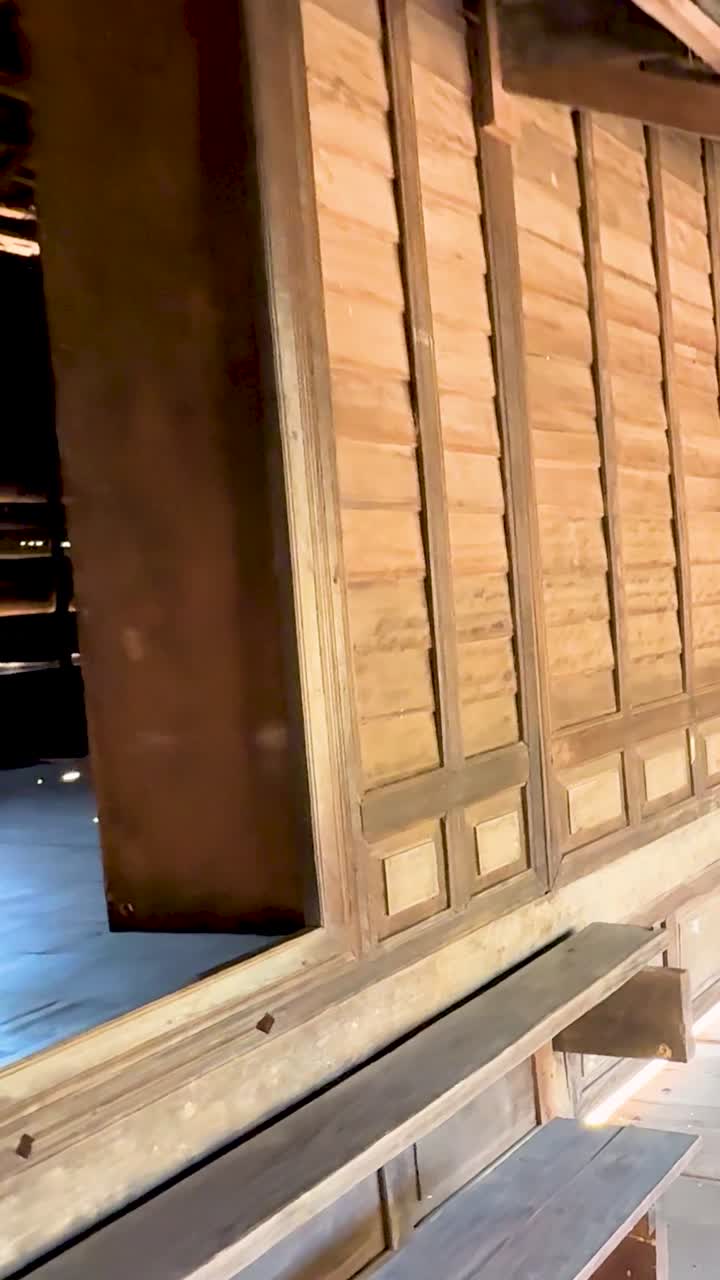 interior de madera iluminado por el sol de una casa tradicional tailandesa