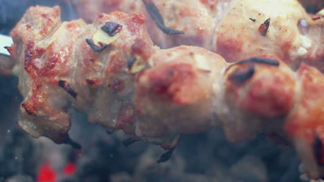 carne de cerdo asada en mangal. carne a la parrilla en carbón de madera. carne a la parrilla. primer plano