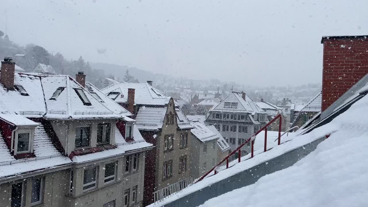 도시에서 겨울에 내리는 눈