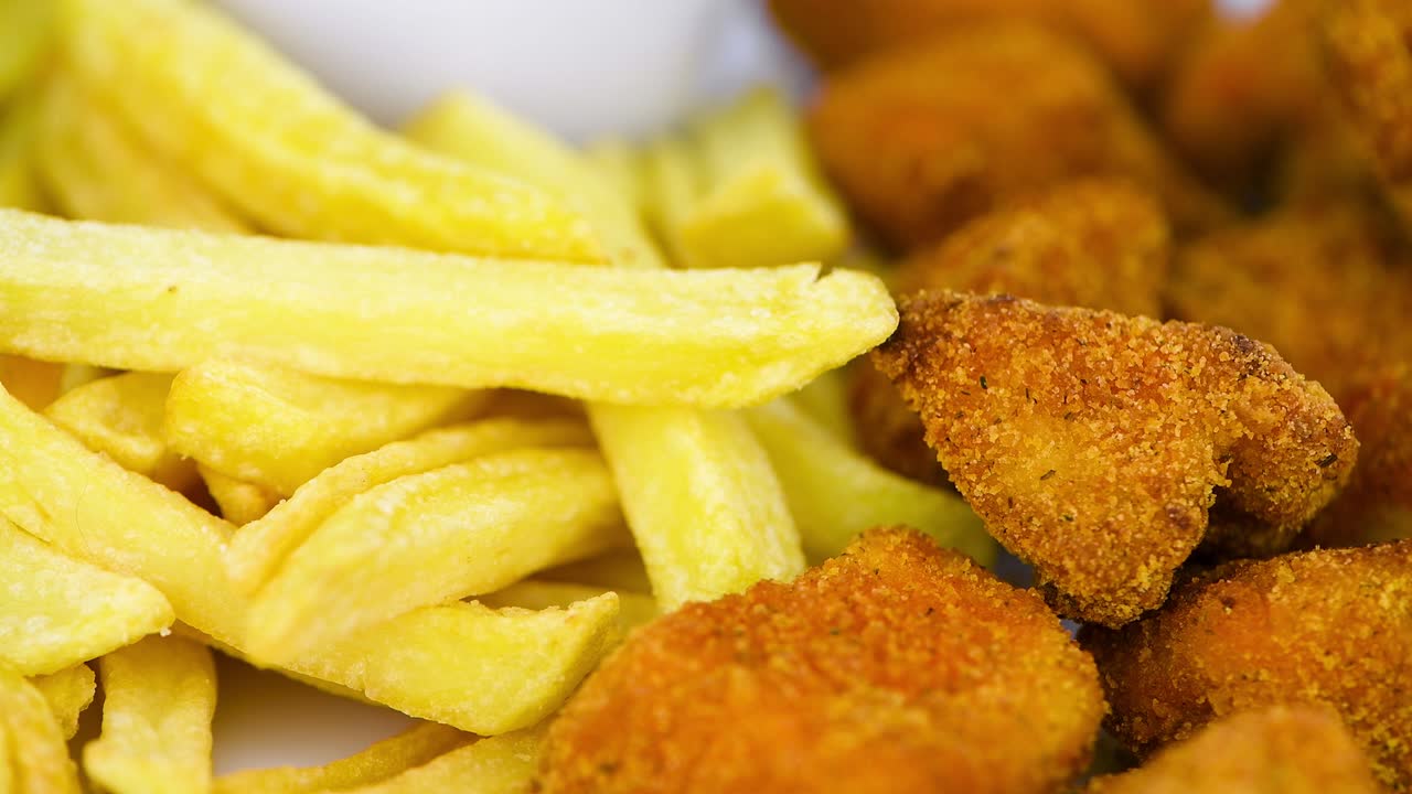 nuggets de pollo crujientes en un plato giratorio (con bucle sin costuras)