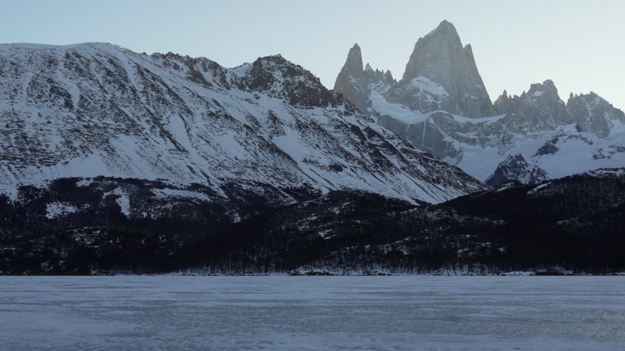 Vista panoramica con zoom del Monte Fitz Roy dalla Laguna Capri, Patagonia, Argentina
