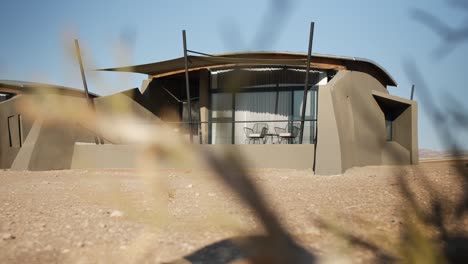 Close-up-view-of-a-lodge-in-the-Namibian-desert-on-a-sunny-day