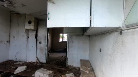 Dentro-De-Una-Vieja-Casa-Abandonada-En-El-Campo-Que-Se-Ha-Dejado-Pudrir-Y-Decaer