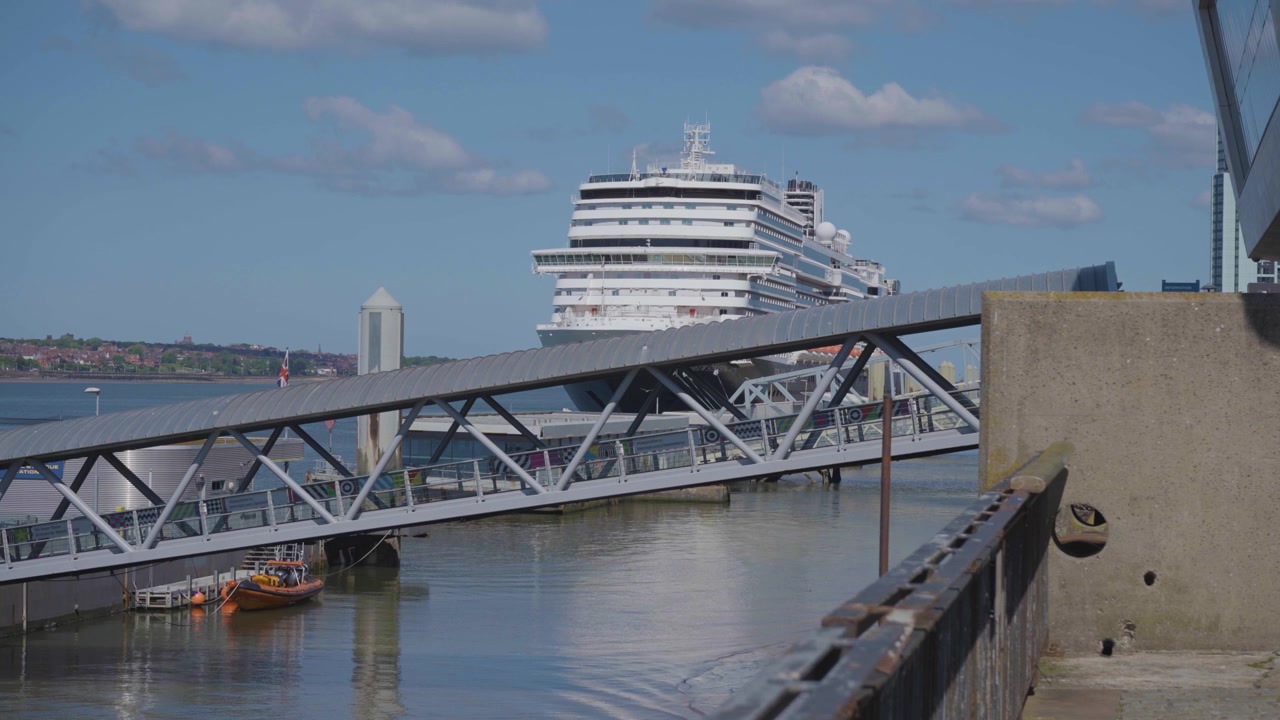 Plan fixe du terminal de ferry à Liverpool, eau claire, beau ciel bleu en arrière-plan et ferry à quai