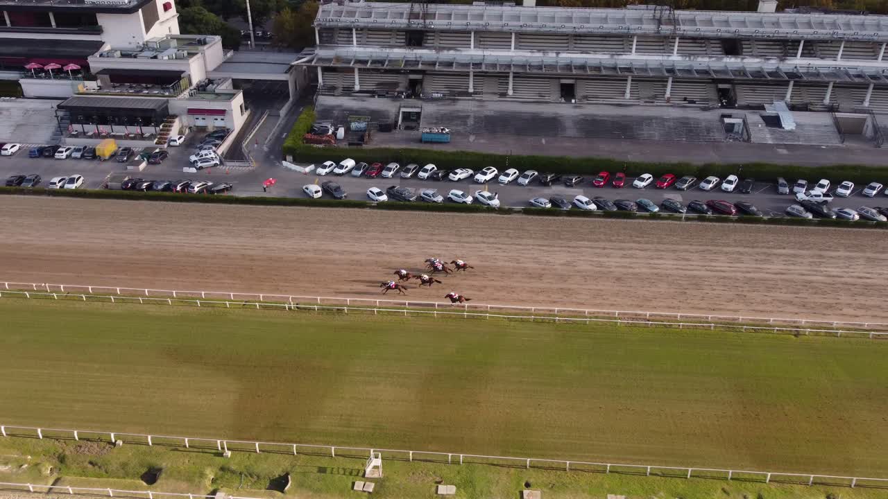 caballos corriendo en el hipódromo, hipódromo de palermo en la ciudad de buenos aires en argentina