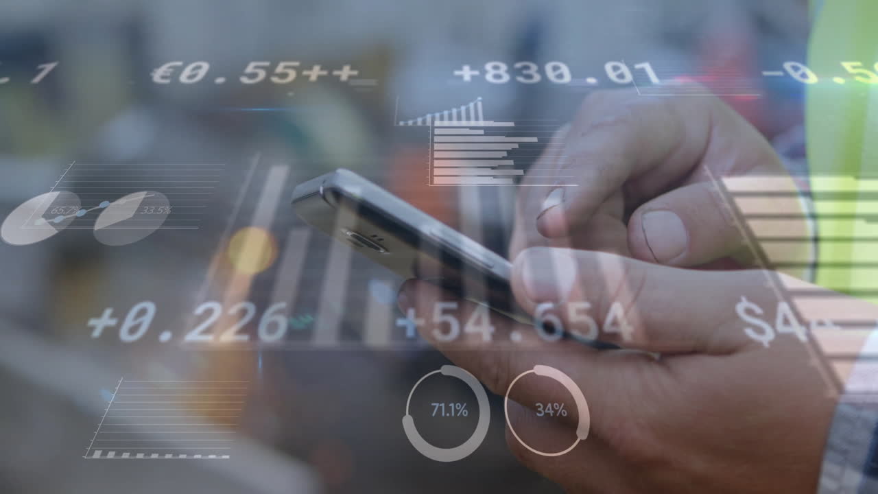 animación del procesamiento de datos financieros sobre un empresario caucásico que usa un teléfono inteligente