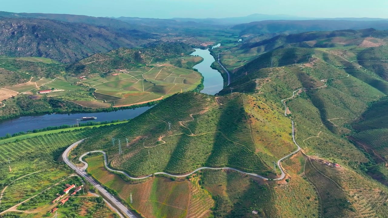 Crociera lungo il fiume Douro in Portogallo. Viste aeree mostrano vigneti a terrazze e paesaggi panoramici. Scopri la geografia delle regioni vinicole e i viaggi fluviali