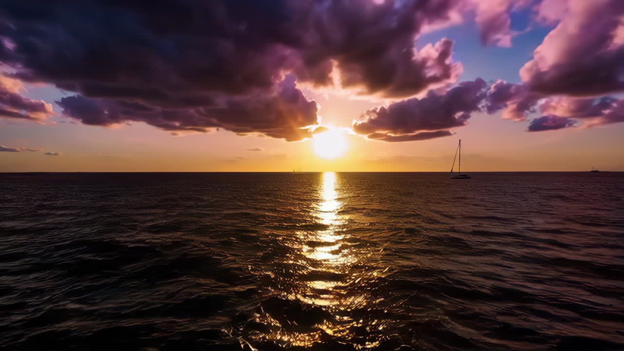 극적인 구름과 함께 바다 위에 해가 지는 것