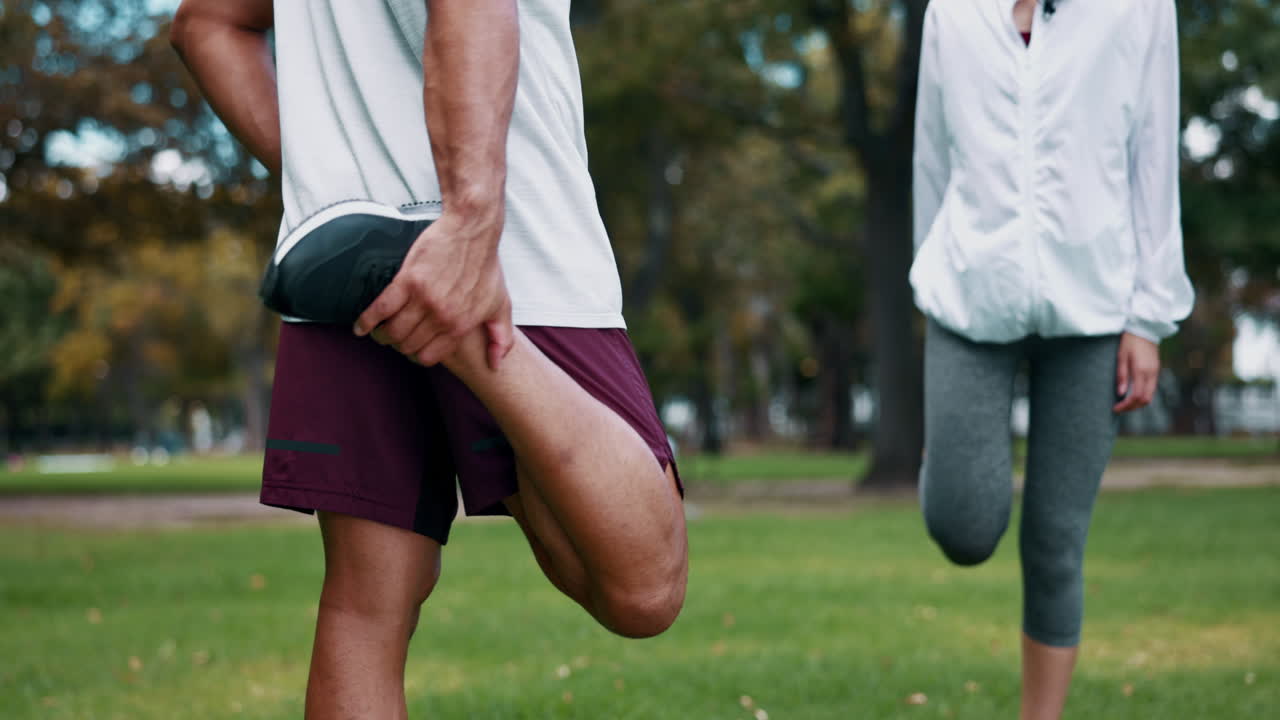 Parco fitness, gambe o coppia che fa stretching per il cardio