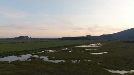 hermosa vista panorámica aérea del paisaje montañoso canadiense durante una vibrante puesta de sol de verano