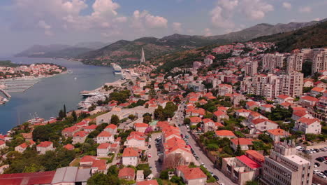 tomada de un avión no tripulado del centro de dubrovnik, croacia - puente en el fondo