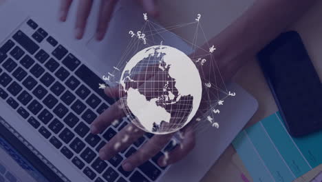 animación del globo y procesamiento de datos sobre mujer caucásica usando computadora portátil