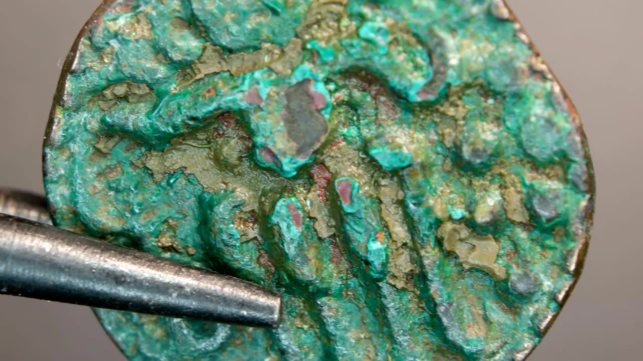 매우 오래된 동전의 근접 사진