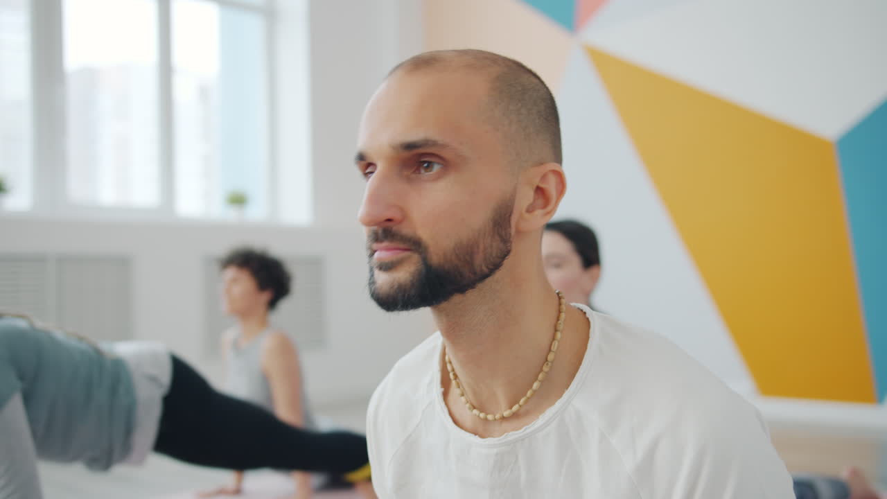 clase de yoga en curso