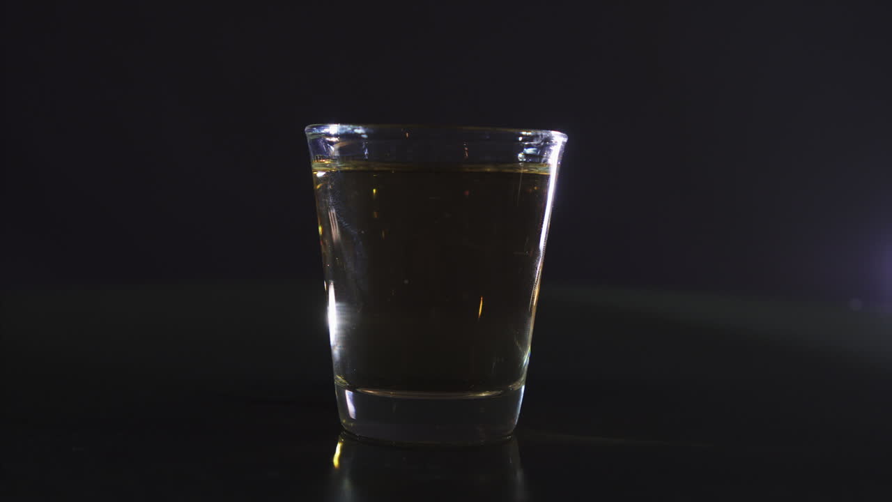 silueta de un trago giratorio de whisky