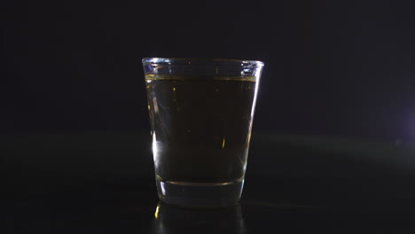 Silueta-De-Un-Trago-Giratorio-De-Whisky