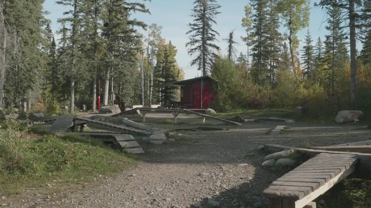 zoom de una cabaña en el bosque