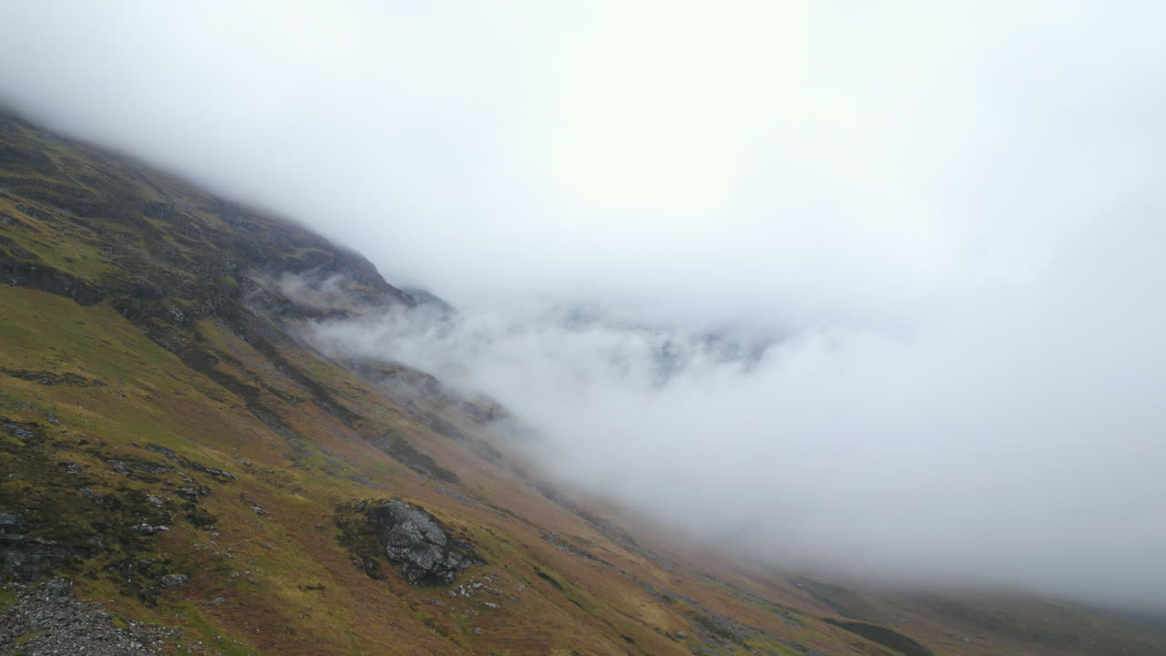 las tierras altas escocesas de glencoe ladera de la montaña por encima de la capa de nubes aérea