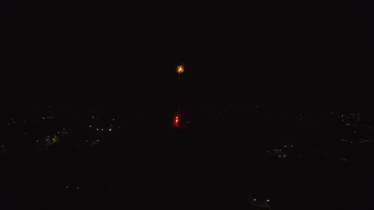 밤에 화려한 불꽃놀이의 조감도