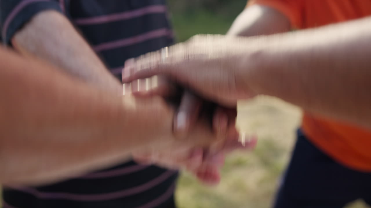 la gente manos juntas