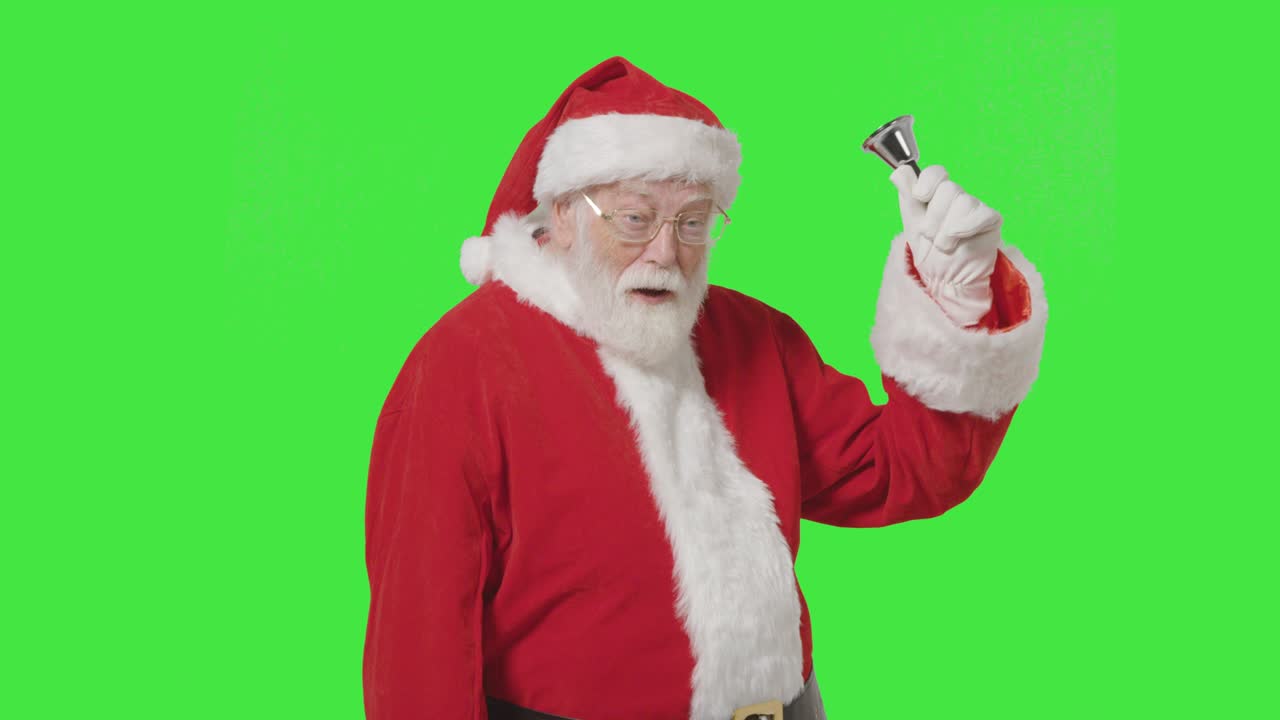녹색 화면 앞에서 벨을 울리는 산타의 초상화 샷