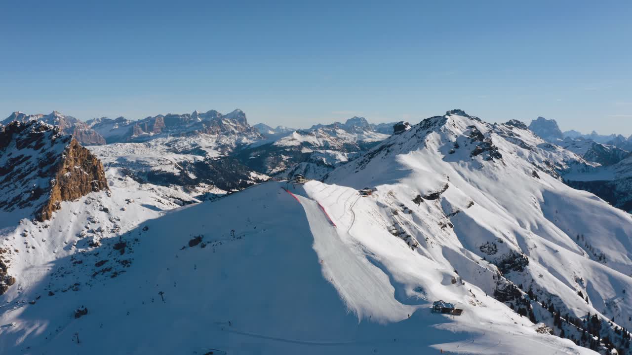drone panea sobre laderas en belvedere en los dolomitas de italia