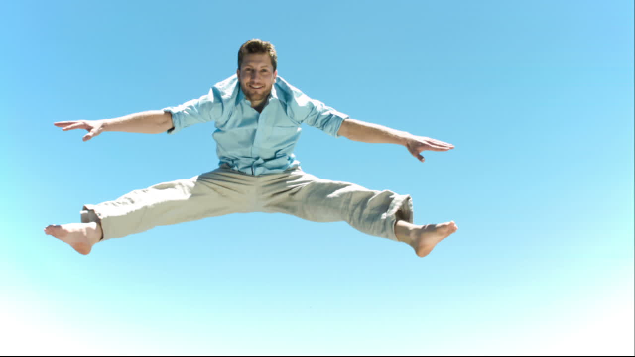 느린 동작으로 스트래들 점프를 하는 남자