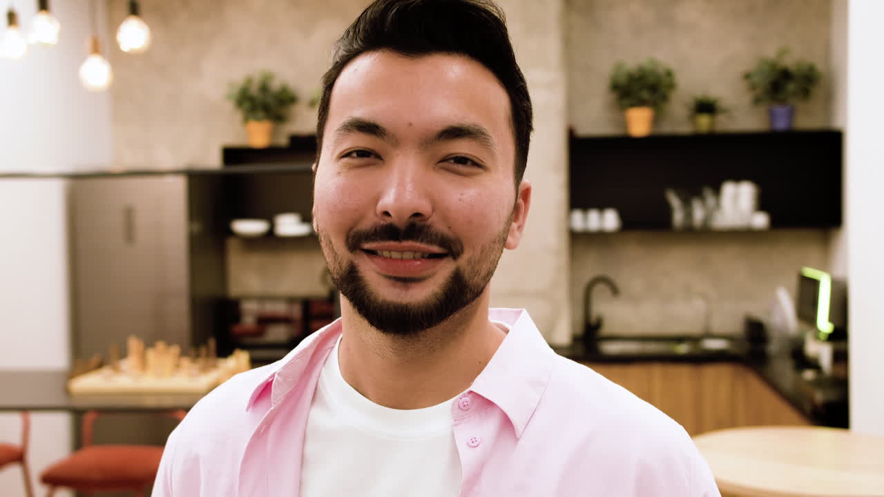 실내에서 포즈를 취하는 남자