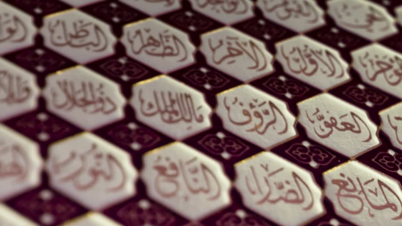 libro del corán y letra árabe - corán y símbolos islámicos, fondo del ramadán islámico con luna y lámparas, fondo del ramadan islámico - símbolo del ayuno, iftar, suhoor, eid, ritual y tradiciones islámicas