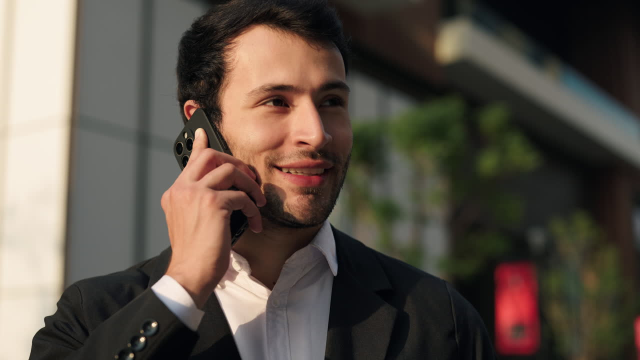 homem de negócios falando no telefone