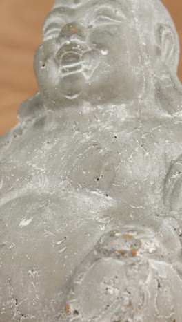 un primer plano del buda sonriente de cristal