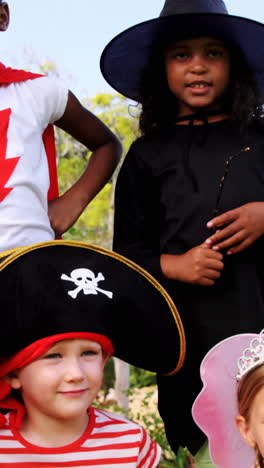 grupo de niños con varios trajes