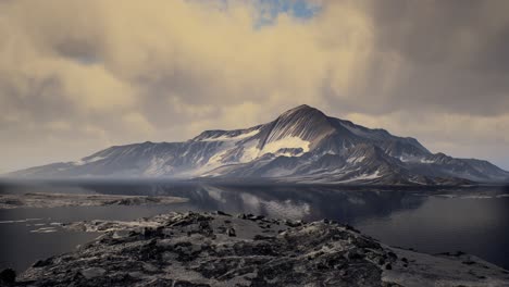 montañas cubiertas de hielo en el paisaje antártico