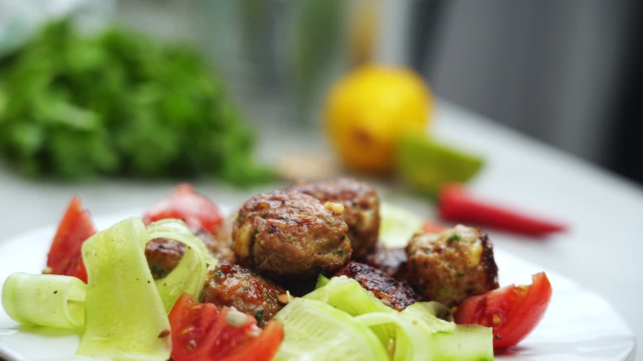 persona anónima que sirve albóndigas en un plato de cerámica