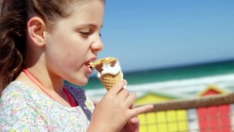 Mädchen-Isst-Eis-Am-Strand