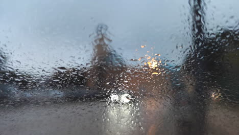 Vista-Borrosa-Fuera-De-Un-Camión-A-Través-De-Una-Ventana-Mojada-Con-Gotas-De-Lluvia---Fuera-De-Foco