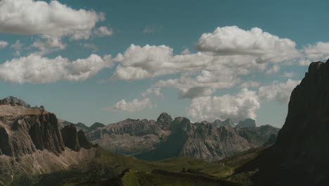 timelapse con montañas altas y empinadas distantes en el fondo valle verde entre las montañas, día soleado parcialmente nublado, cielo azul, grado cinematográfico