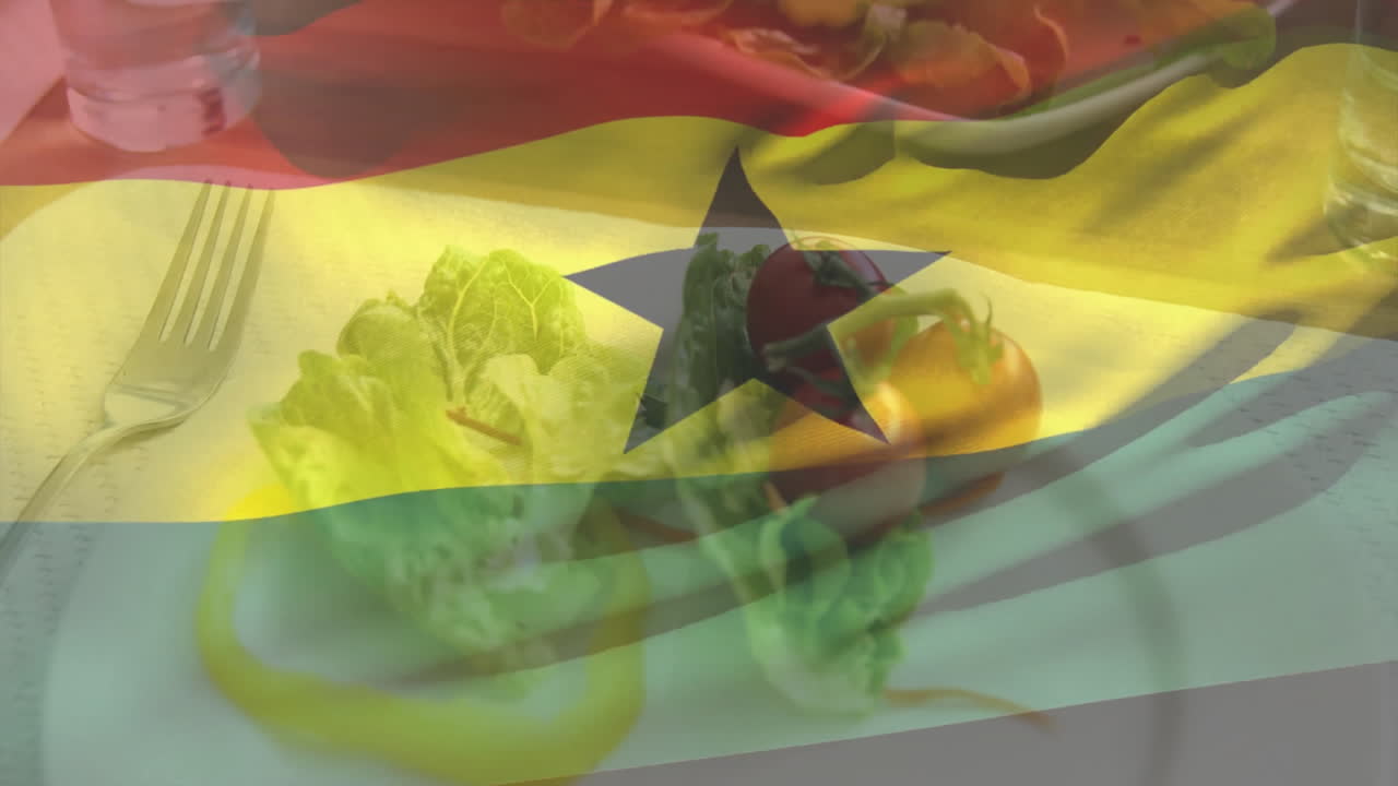 Animazione della bandiera del Ghana sovrapposta a insalata fresca con pomodori e lattuga su piatto