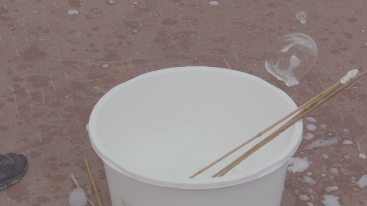 물통에서 풀렛으로 로프를 잡고 작은 비누 거품을 만듭니다.