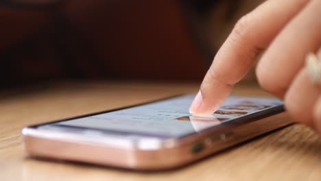 primer plano de una mano usando un teléfono