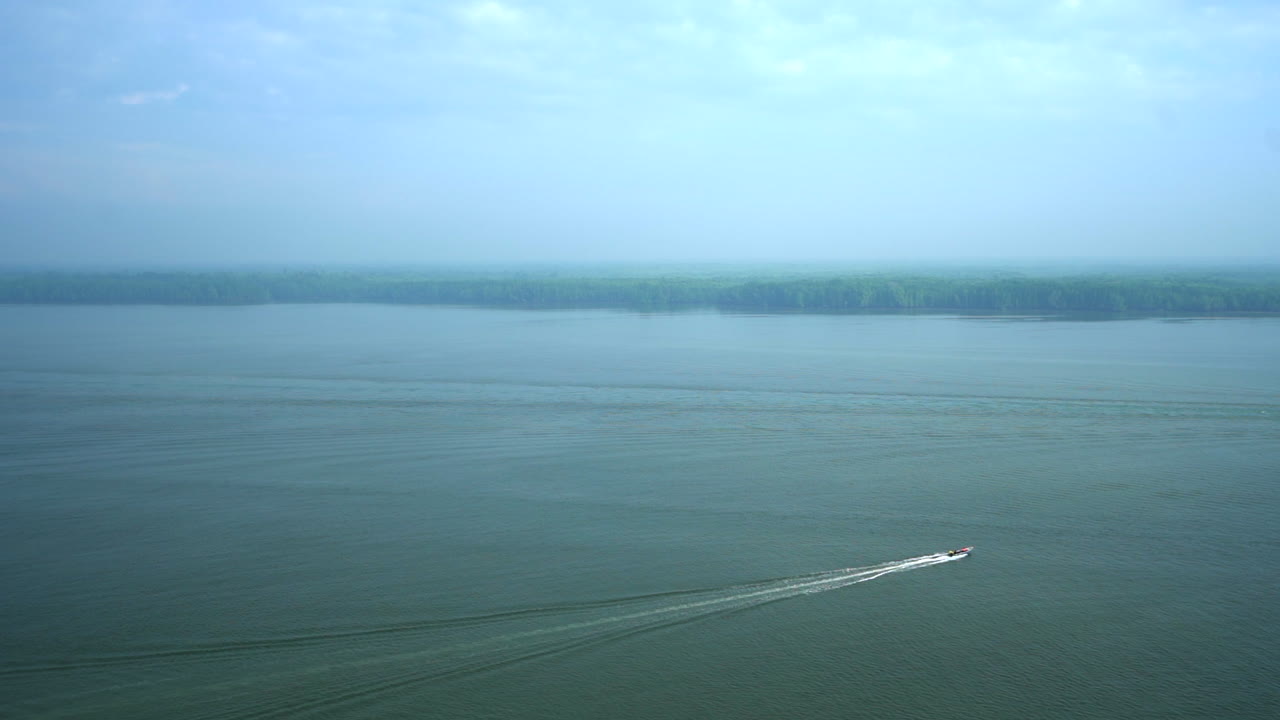 바다 위를 달리는 한 척의 배