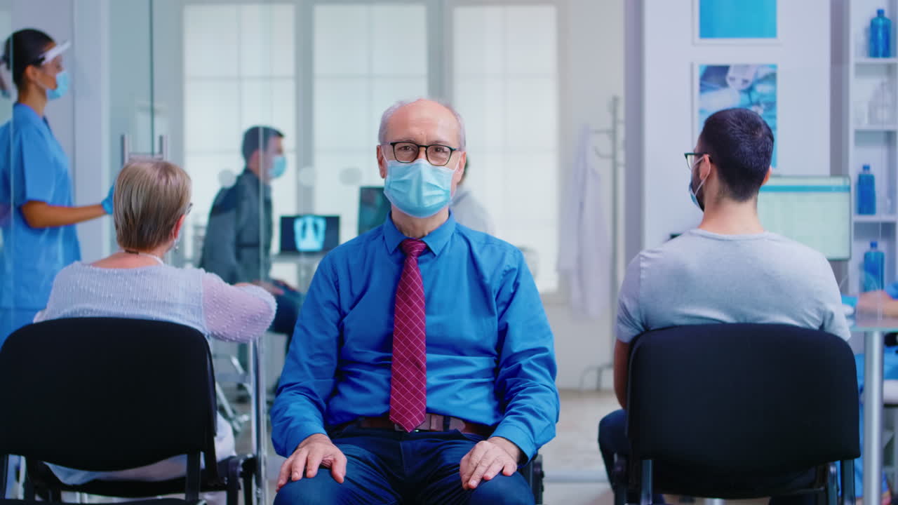 retrato de un anciano con una máscara facial